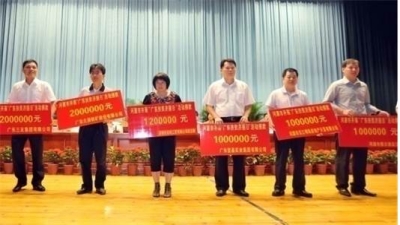 2011年6月，集團董事長梁林青在“廣東扶貧濟困日”活動中捐款100萬元。此項活動廣東堅基集團每年均有捐贈。
