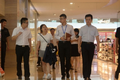 廣東歌舞劇院創(chuàng)作室編導、國家一級導演黃盈到河源市商業(yè)中心考察指導