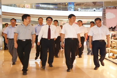 全國人大代表、廣州人大常委會(huì)主任陳建華到河源市商業(yè)中心調(diào)研