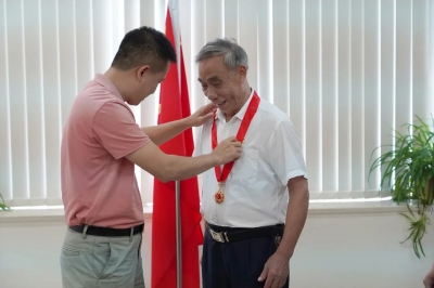 河源市非公黨委表彰堅基集團(tuán)退休黨員梁來茍同志